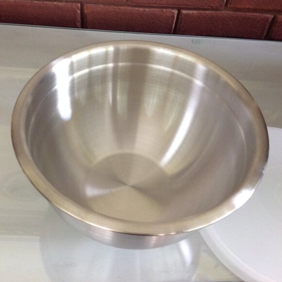'The Main Ingredients' Fine Quality Stainless Steel Mixing Bowl with Lid - Picture 3 of 4